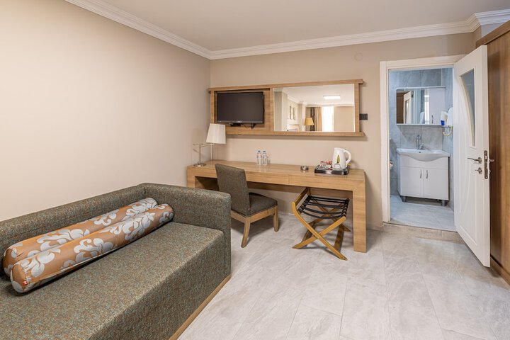 Room 10 of 28