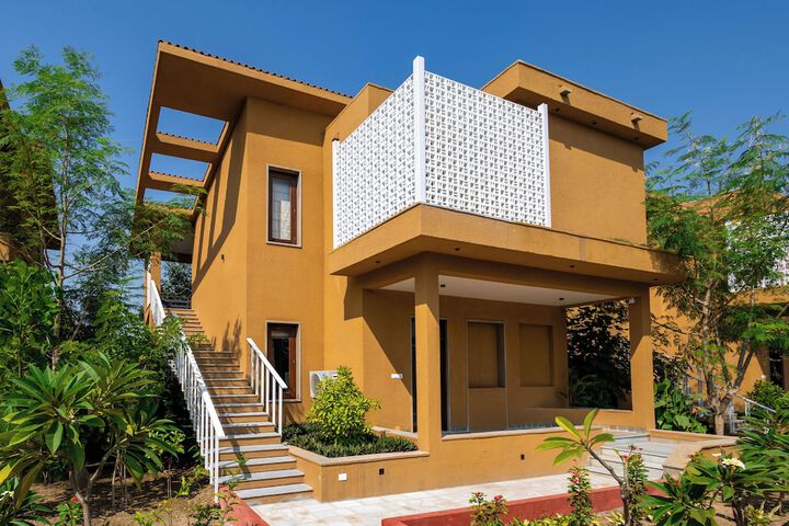 Still River Suites with Heated Pool Jacuzzi by ELIVAAS