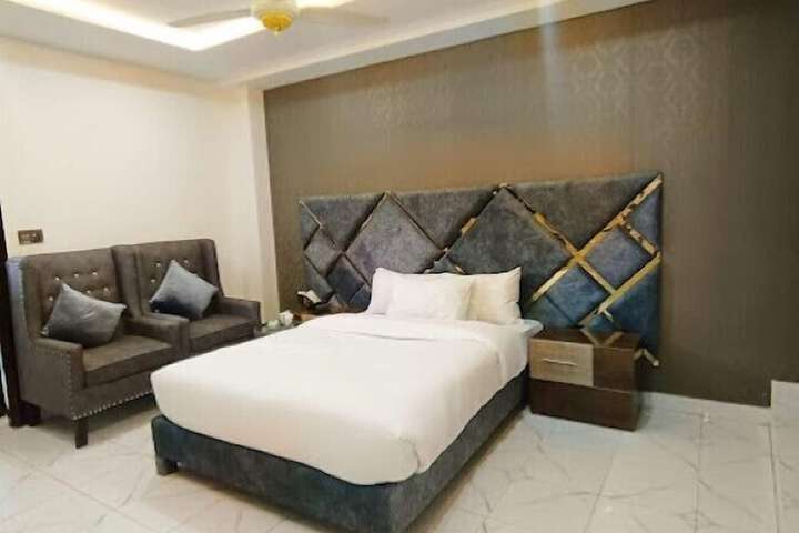 Room 5 of 8