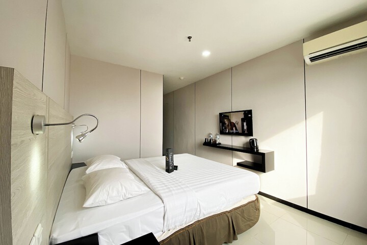 Room 9 of 63