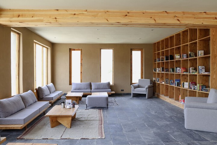 Lounge 80 of 121