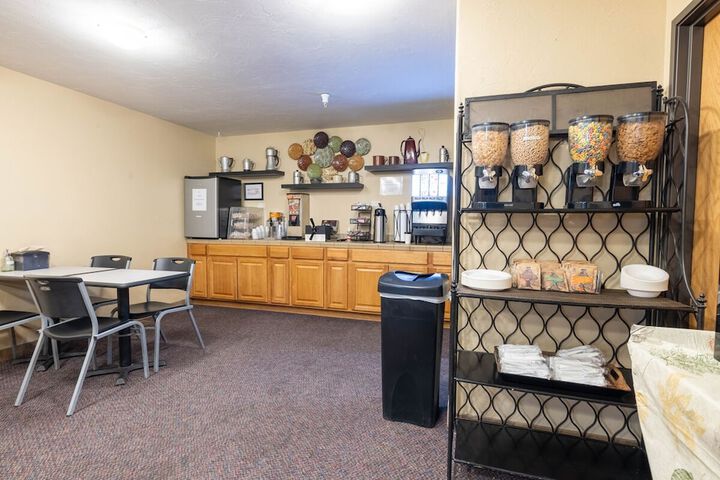 Breakfast/Coffee Service 26 of 33