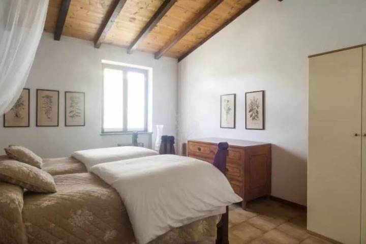 Room 8 of 10