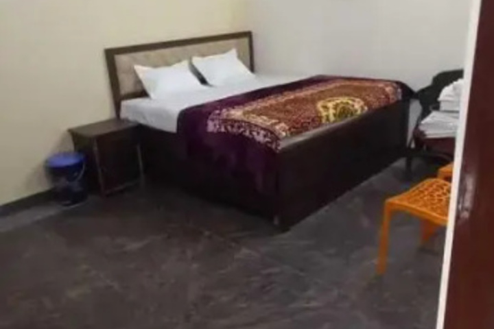 Room 4 of 11