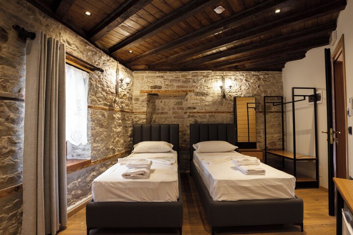 Room 10 of 42