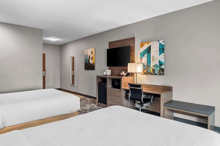 2 Queen Accessible Comm Assist Bathtub Microwave, Refrigerator WiFi Continental Breakfast (1 of 14)
