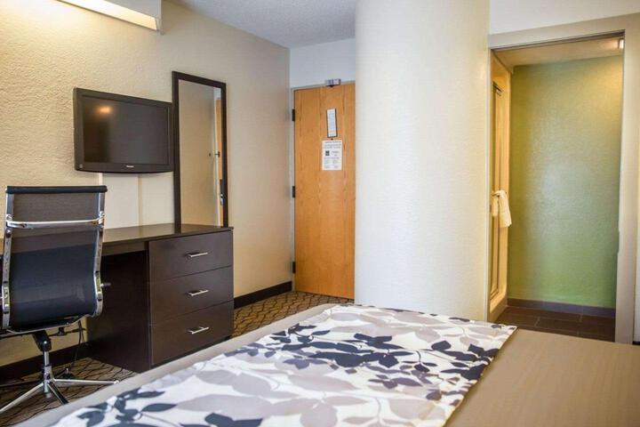 1 Queen Bed (1 of 9)