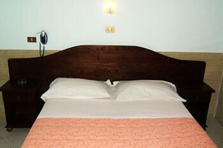 Room 5 of 12