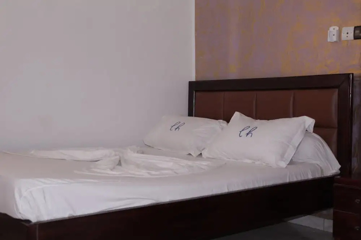Room 4 of 8