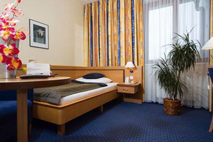Room 32 of 67