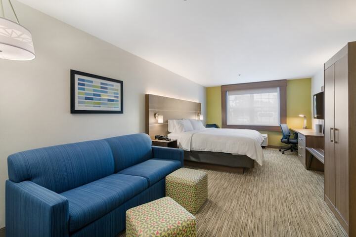 1 King Bed (6 of 10)