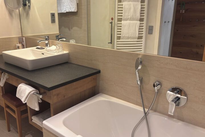 Room 14 of 100