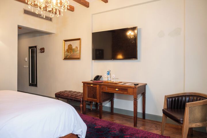 Room 6 of 100