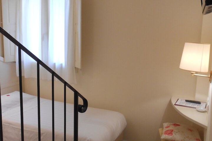 Room 16 of 40