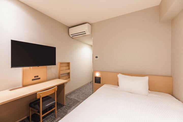 Room 6 of 18