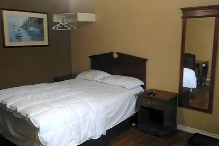 Room 6 of 11