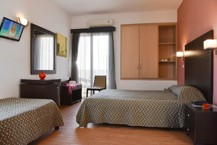 Room 12 of 50