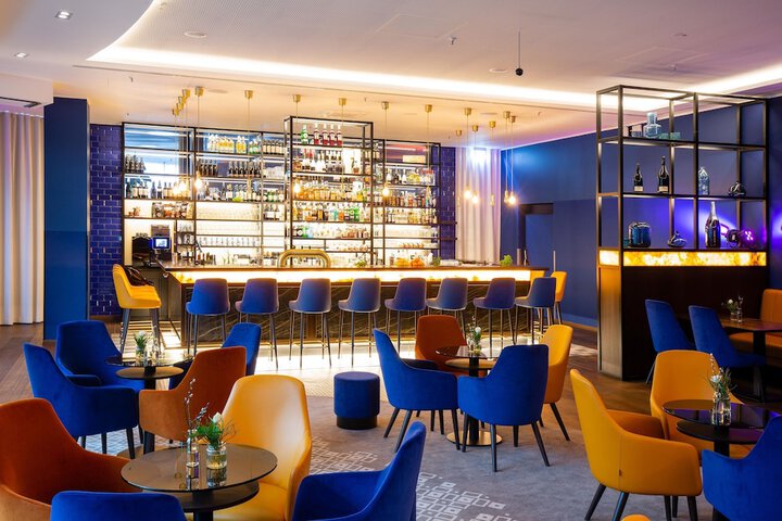 Lounge 103 of 143