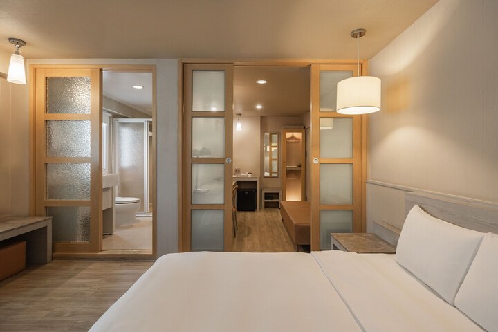 Room 11 of 28