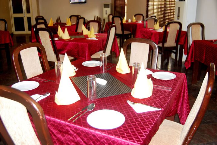 Dining 40 of 57