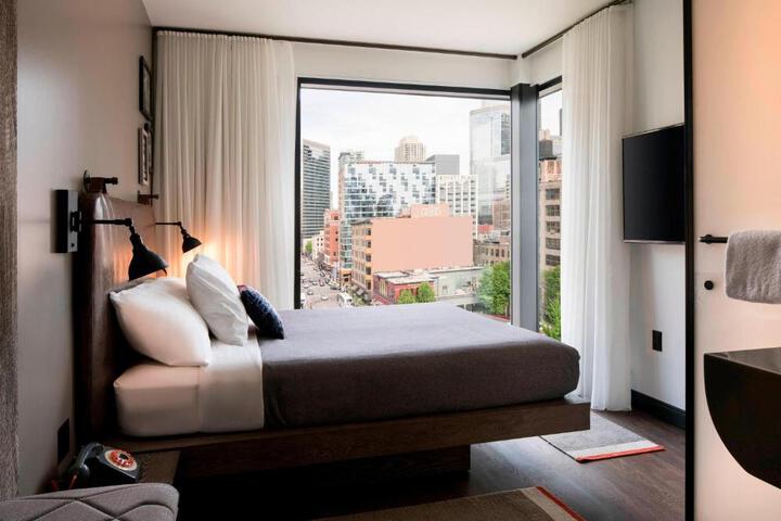 1 Queen Bed (2 of 25)