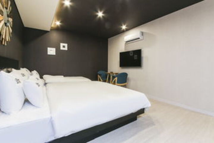 Room 11 of 28