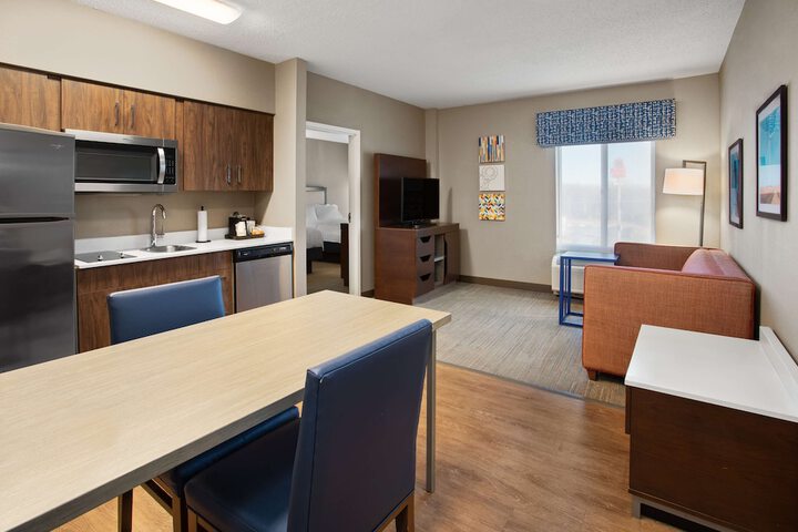2 Queen Beds with Micro Refrigerator (3 of 9)
