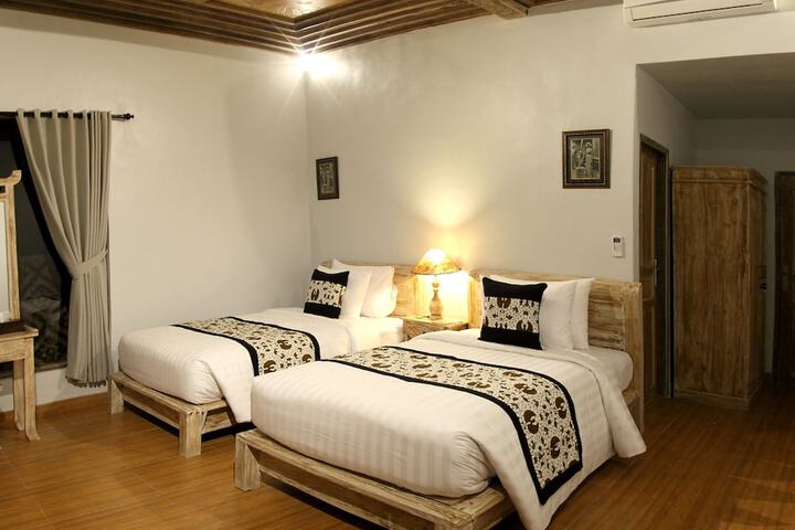 Room 3 of 77