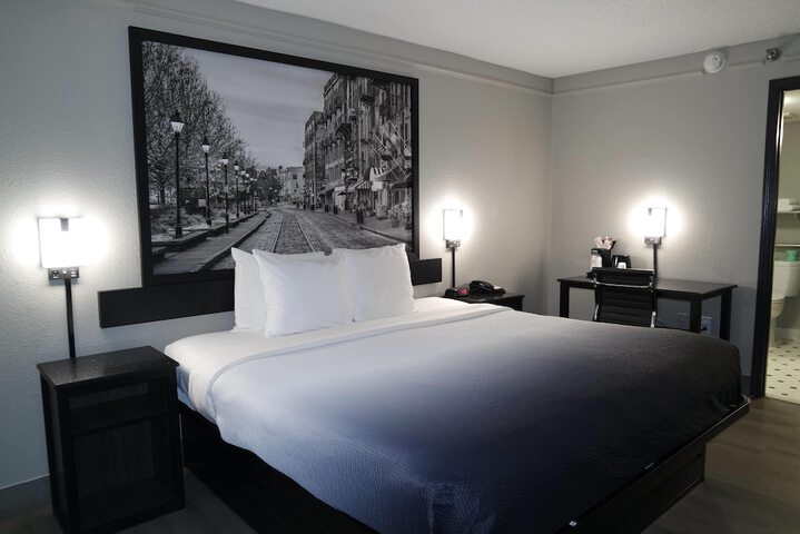 Room 13 of 32