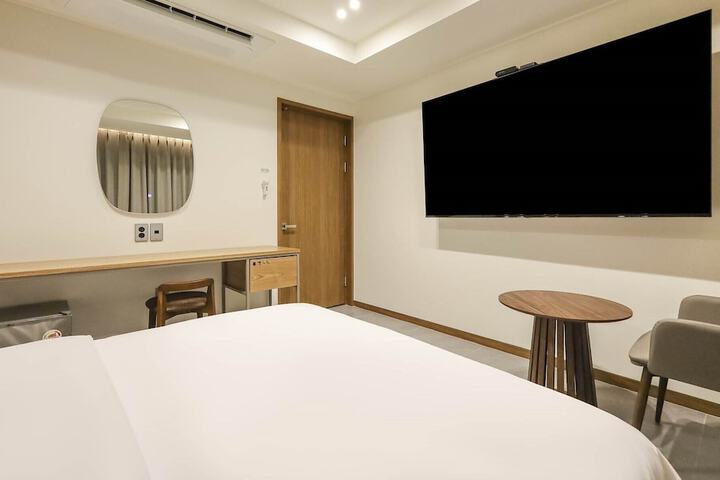 Room 4 of 42