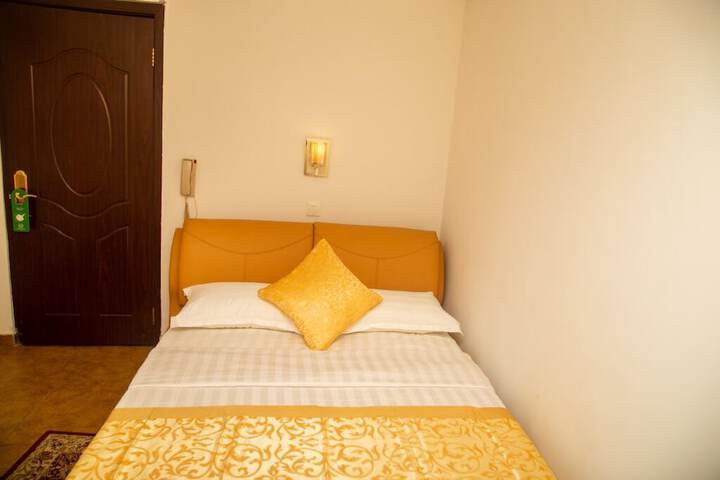Room 4 of 11