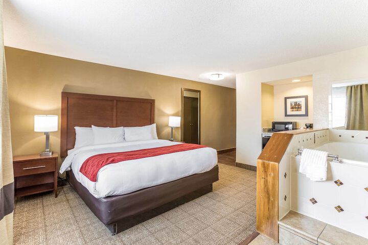 1 King Bed (8 of 13)