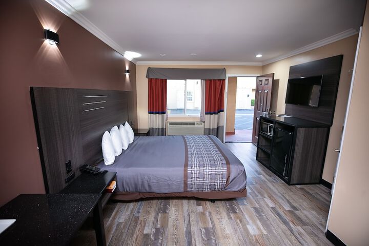 1 King Bed (4 of 21)