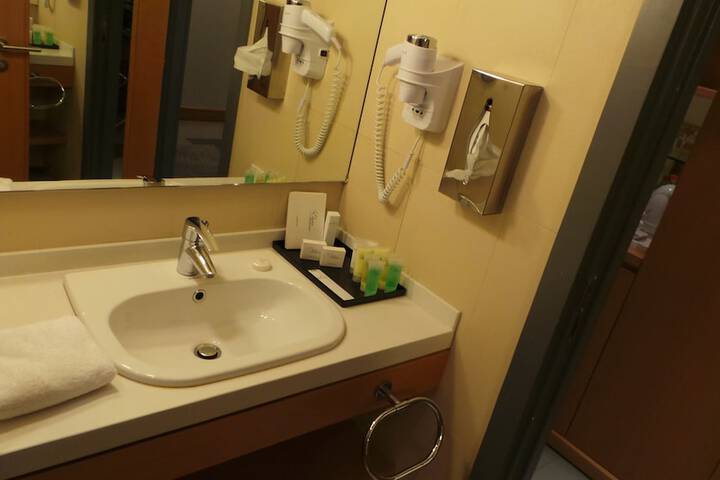 Room 30 of 47