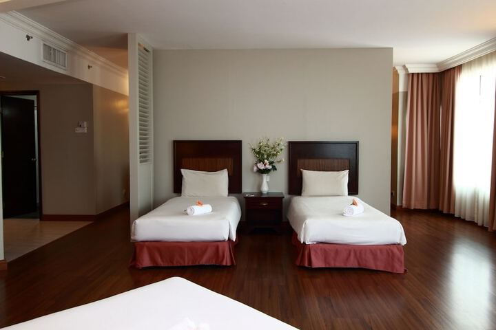 Room 10 of 65