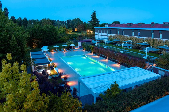 Hotel Pool