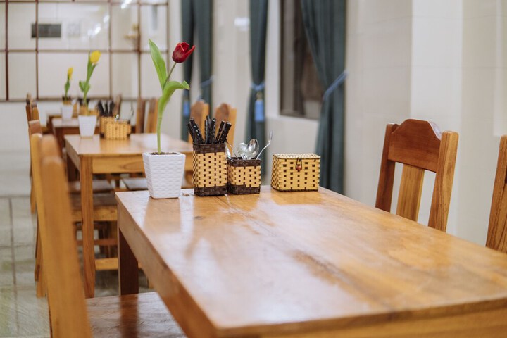 Dining 30 of 42