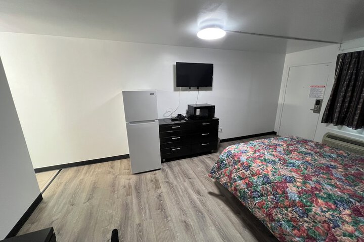 Room 5 of 16
