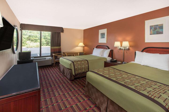 2 Double Beds (7 of 9)