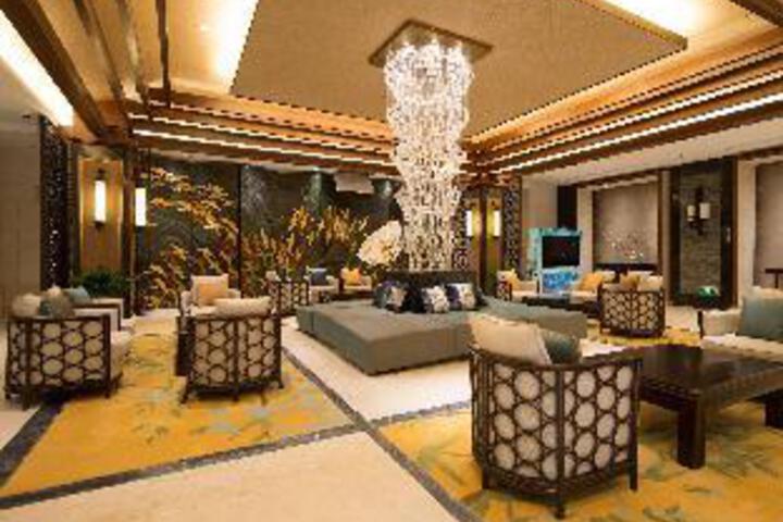 Lounge 2 of 23