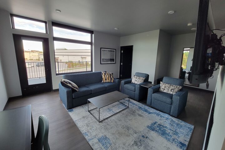 Suite King Bed River View Sofa (8 of 8)