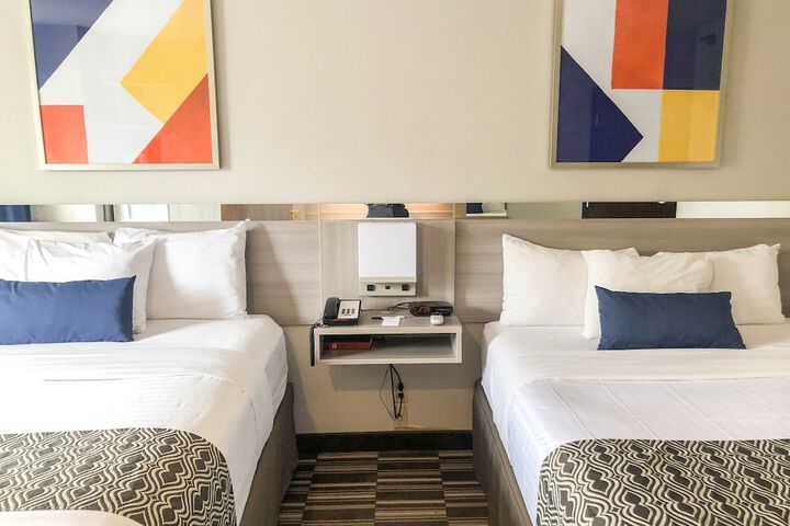 1 Queen Bed Accessible Room (20 of 20)