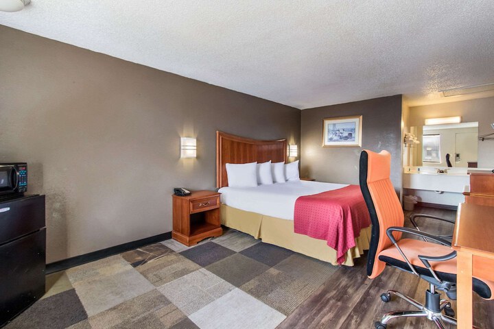 1 King Bed (2 of 7)