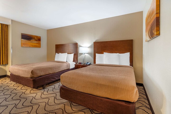 2 Double Beds Microwave and Refrigerator WiFi Full Breakfast (8 of 13)