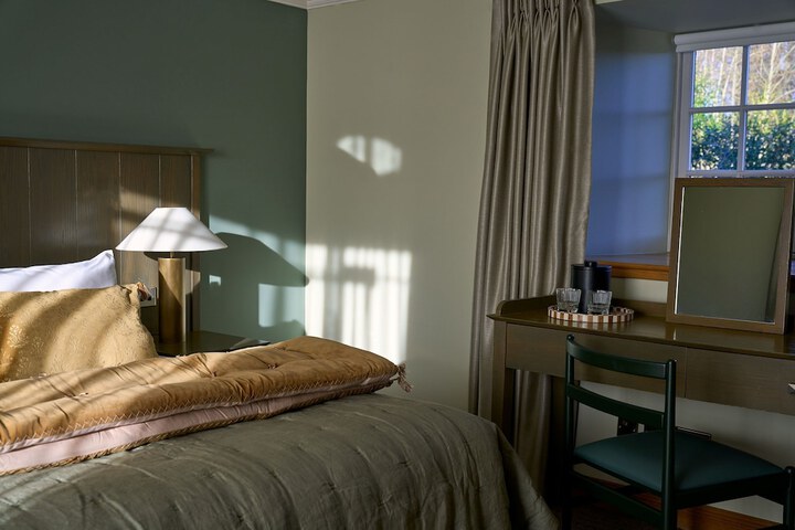Room 33 of 107