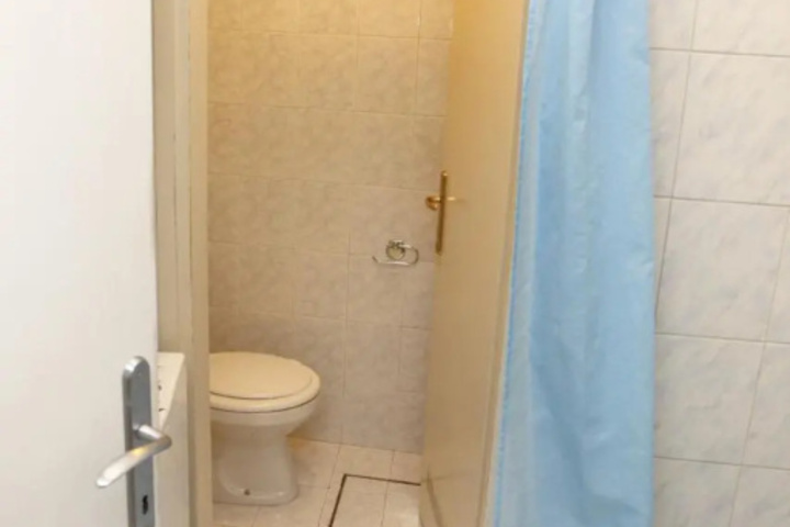 Room 5 of 9