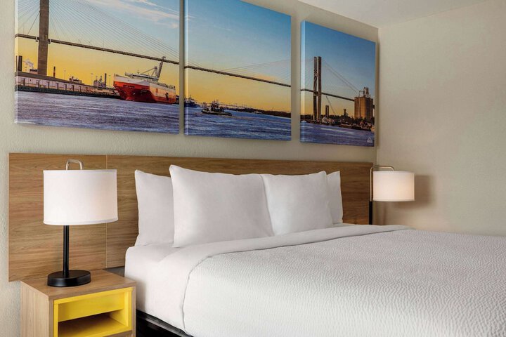 1 King Bed Deluxe Room (5 of 8)
