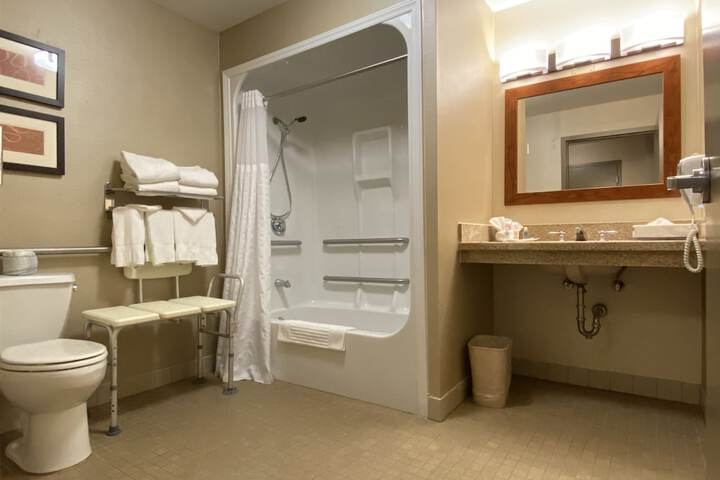 2 Queen Beds Business Room Accessible (4 of 13)