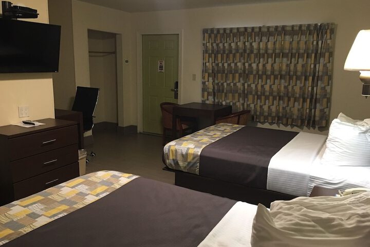 2 Queen Beds (5 of 8)