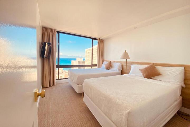 Newly renovated luxury modern style Waikiki Sunset Hotel Ocean view Freeparking in Honolulu, HI